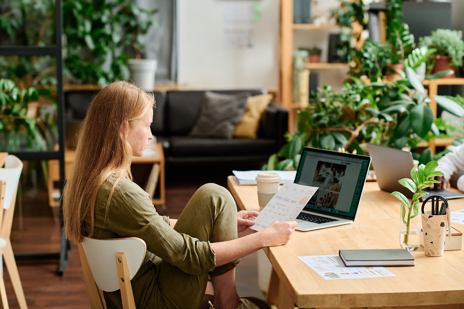 Optimale Arbeitsplatzgestaltung: Tipps von einer Innenarchitektin